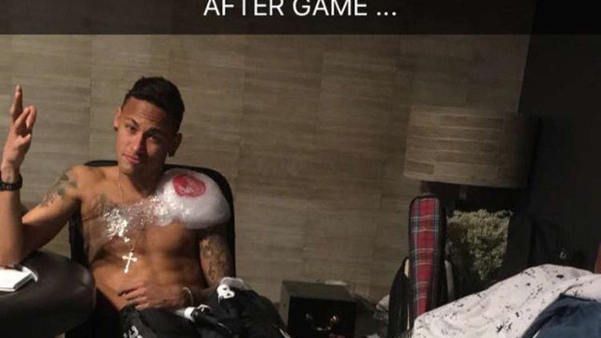 Neymar, con hielo en su hombro afectado