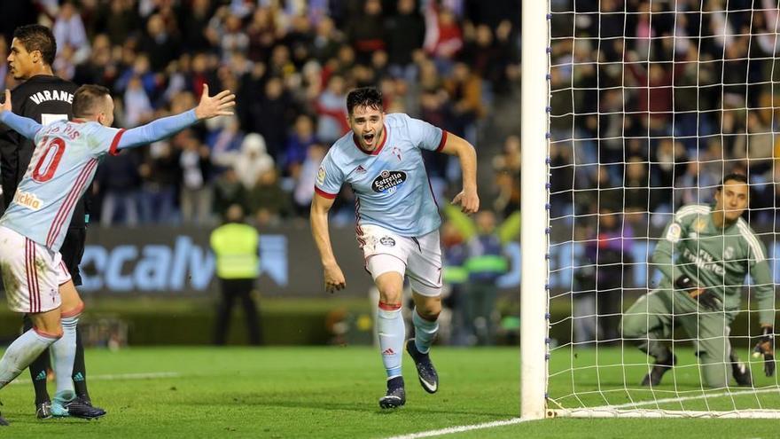 Maxi celebra el segundo gol del Celta, con Aspas a su derecha y Navas batido.  // Marta G. Brea