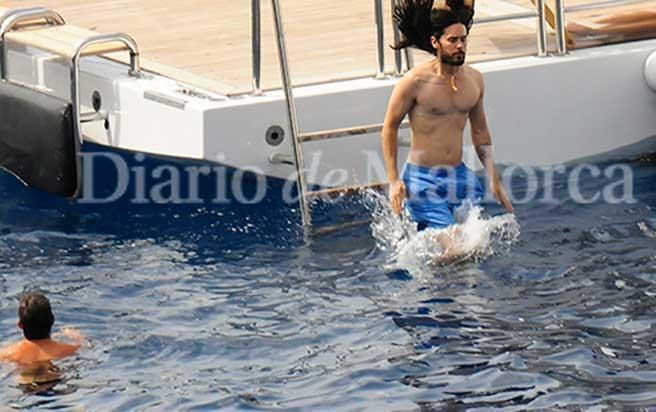 El actor y músico estadounidense Jared Leto disfrutó de una escapada a Mallorca, donde navegó por la costa de Sóller a bordo de un yate con varios amigos.