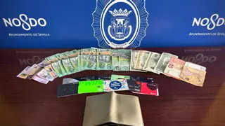 Más de mil dólares perdidos por Sevilla, de vuelta a su dueño: la Policía Local envía a Australia la cartera de un turista