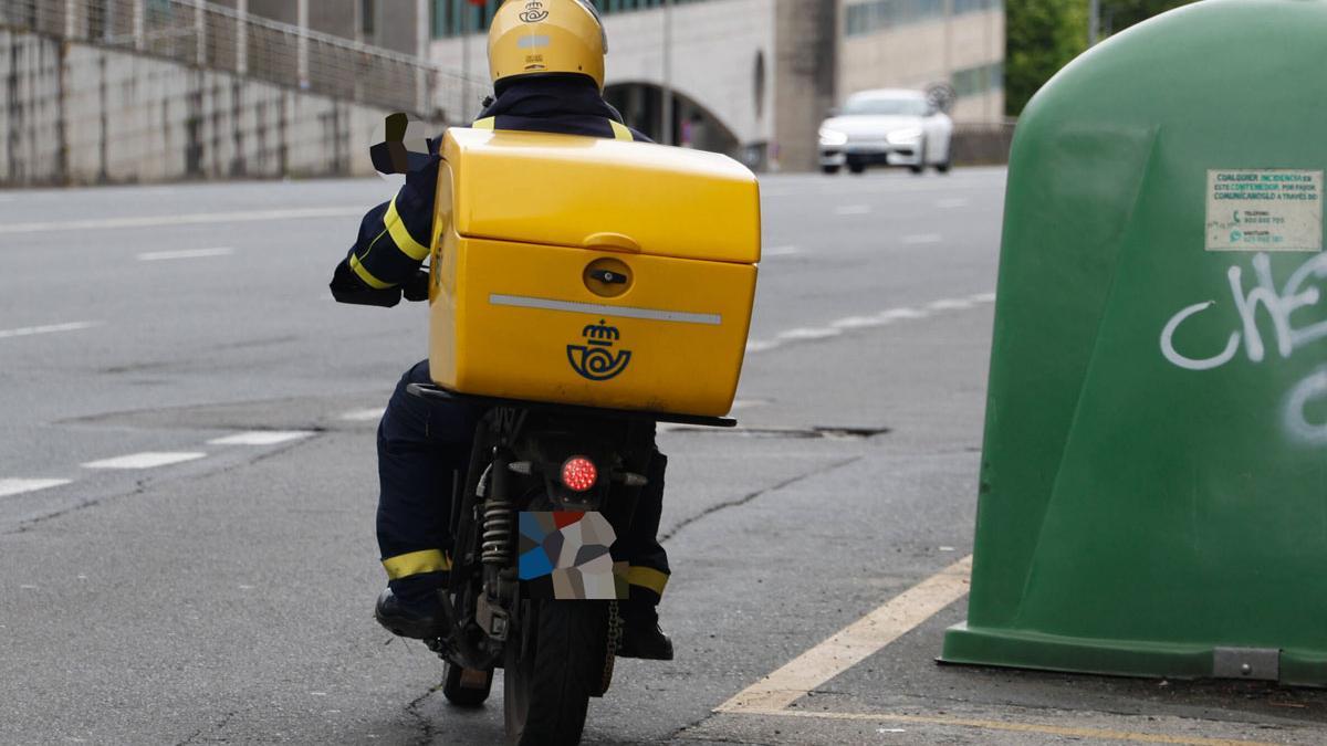 Un cartero de Correos, en una imagen de recurso.