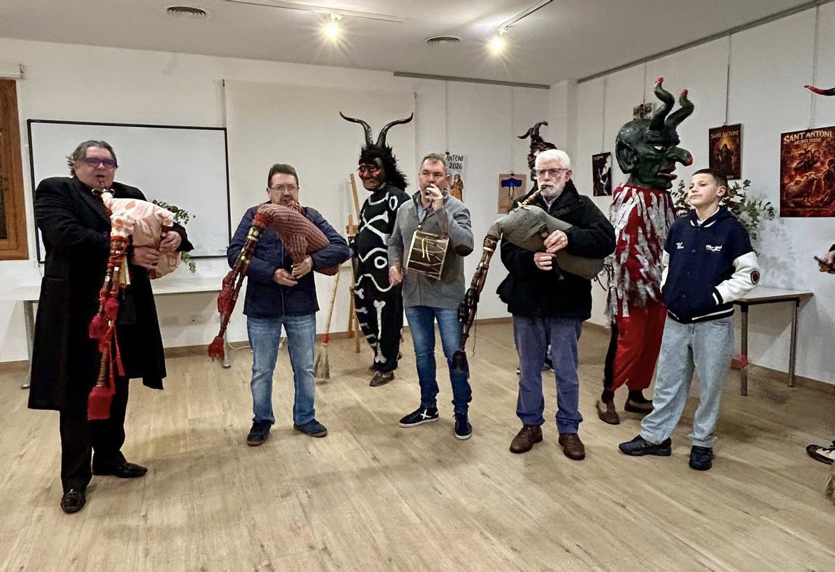 Xeremiers y 'dimonis', el día de la presentación del cartel ganador del Sant Antoni 'murer'.