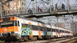 Un tren de Rodalies pasa bajo el Pont de la Torrassa de LHospitalet, entre los barrios de la Torrassa y de Santa Eulàlia.