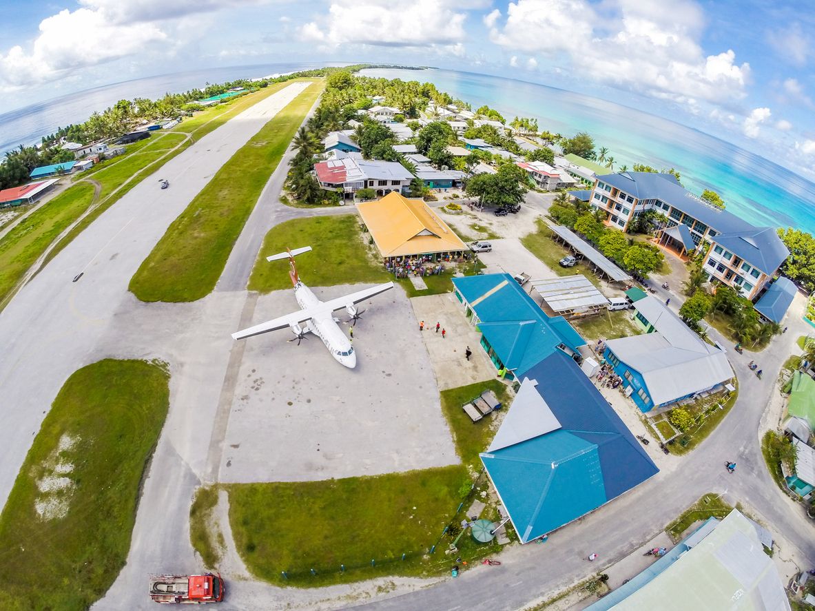 Un avión en la plataforma del aeropuerto internacional de Tuvalu, acaba de llegar. Vaiaku, Atolón de Funafuti, Polinesia, Océano Pacífico Sur, Oceanía. Vista aérea