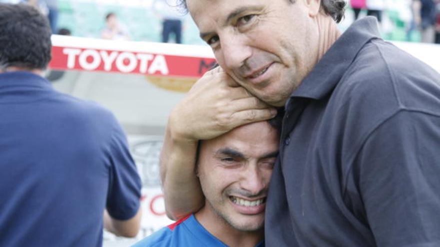 José González, con cara de felicidad después de la victoria frente al Elche, abraza a un emocionado José Antonio Morga, preparador físico del equipo
