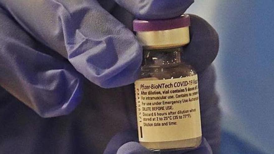 Una mostra d&#039;una dosi de la vacuna de Pfizer