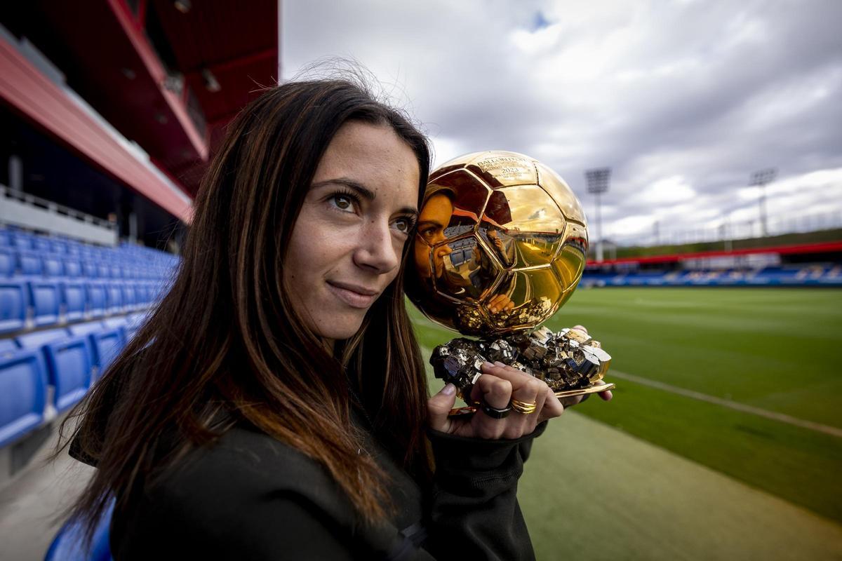 Aitana Bonmati ganadora del Balón de Oro durante la entrevista con EL PERIÓDICO