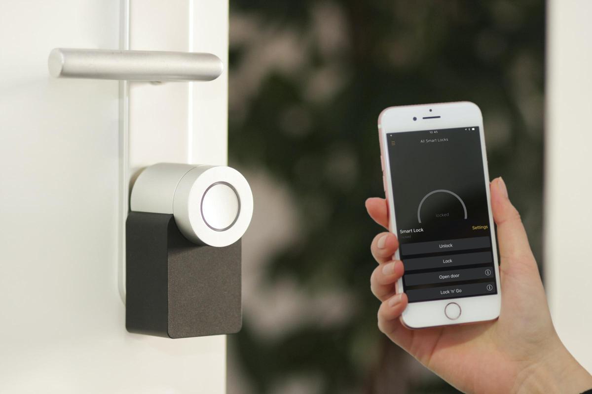 Un dispositiu d’alarma en una porta que s’activa amb un mòbil.