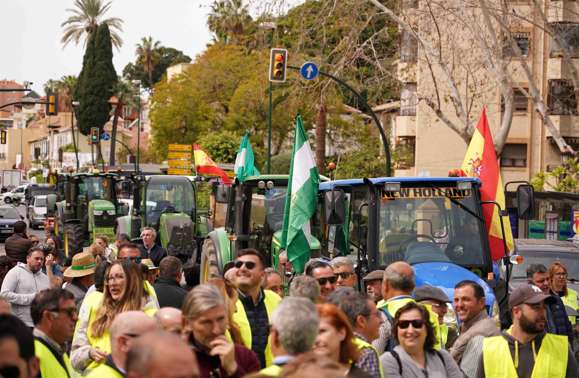 Concentración de agricultores en las puertas de la Subdelegación de Gobierno de Málaga, en el Paseo de Sancha.