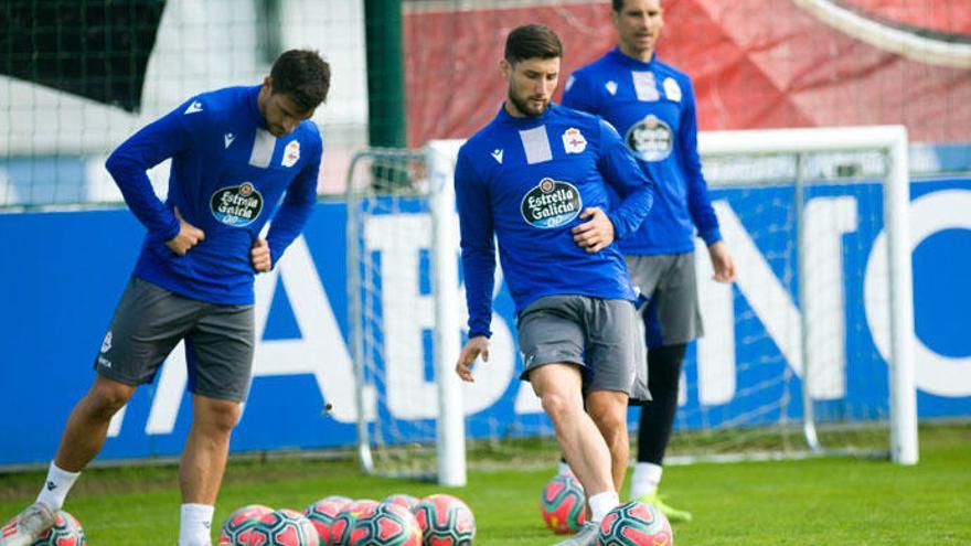 Borja Valle golpea el balón durante el entrenamiento de ayer en Abegondo.