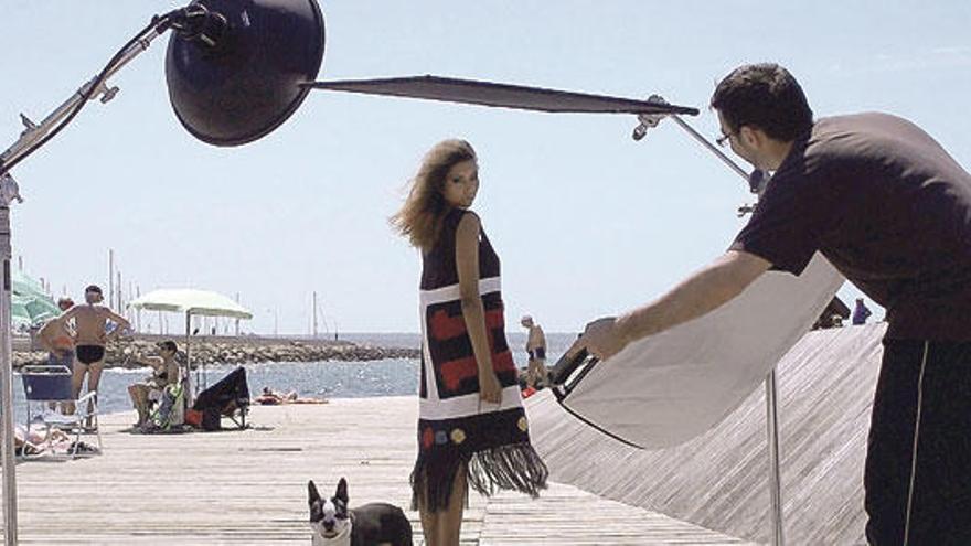 Práctica de fotografía de moda en la explanada de madera situada junto a la playa de Cala Estància.