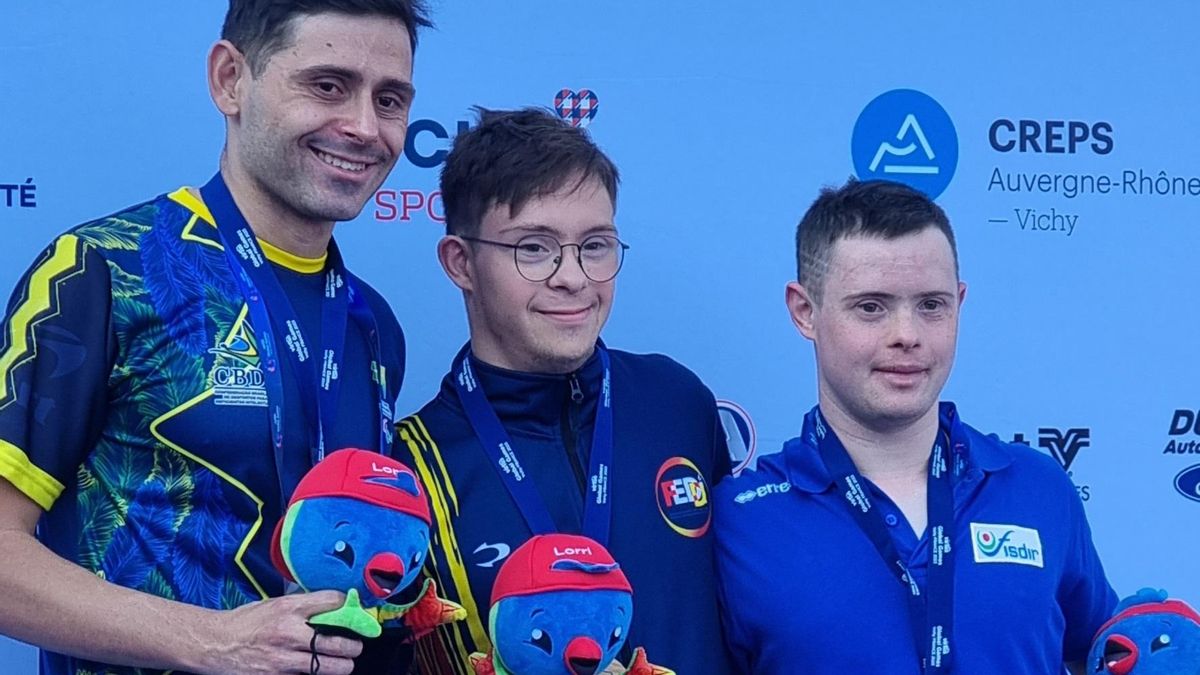 Guille Gracia, en el centro, con su medalla mundial de oro.