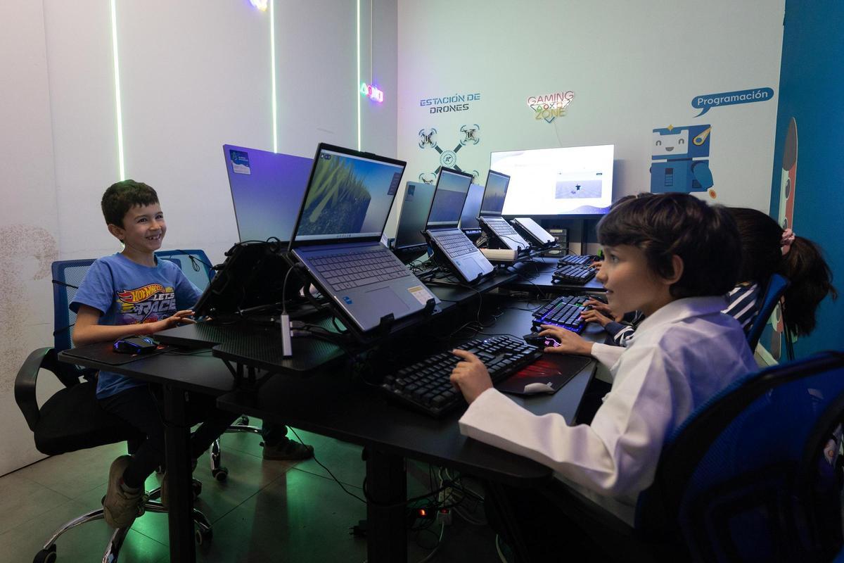 Varios niños en la Academia de Inventores