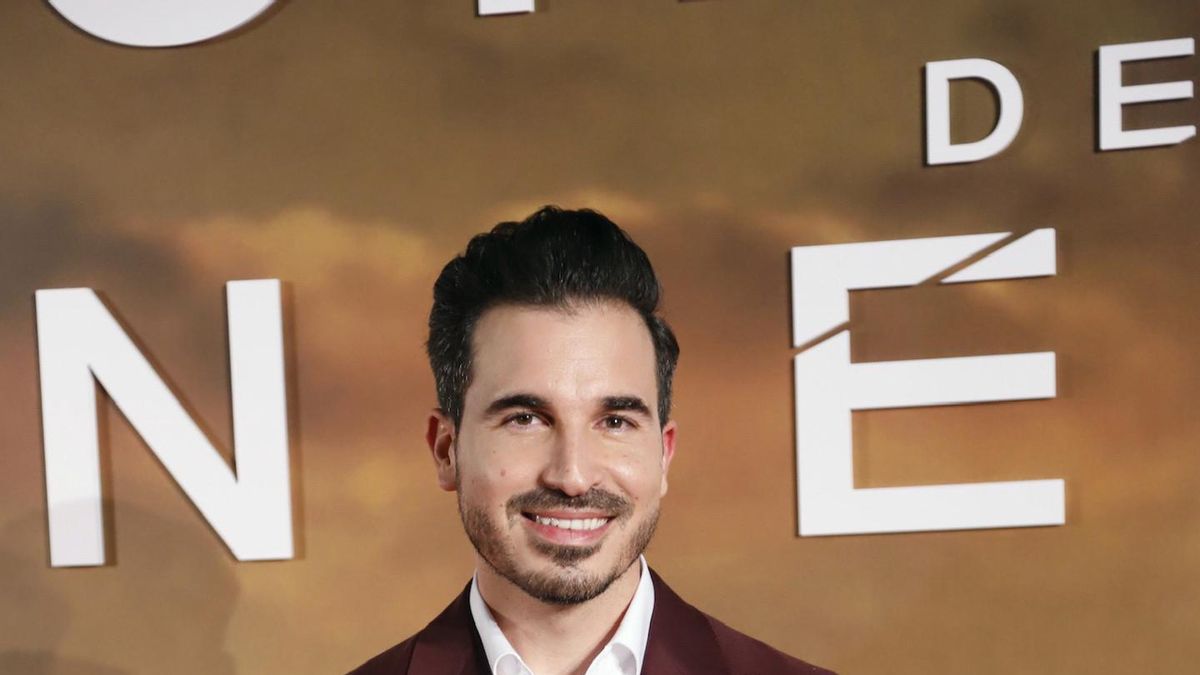 El autor de la novela original, Javier Castillo, posa en el photocall de la premiere de 'La chica de nieve' en el Cine Albéniz
