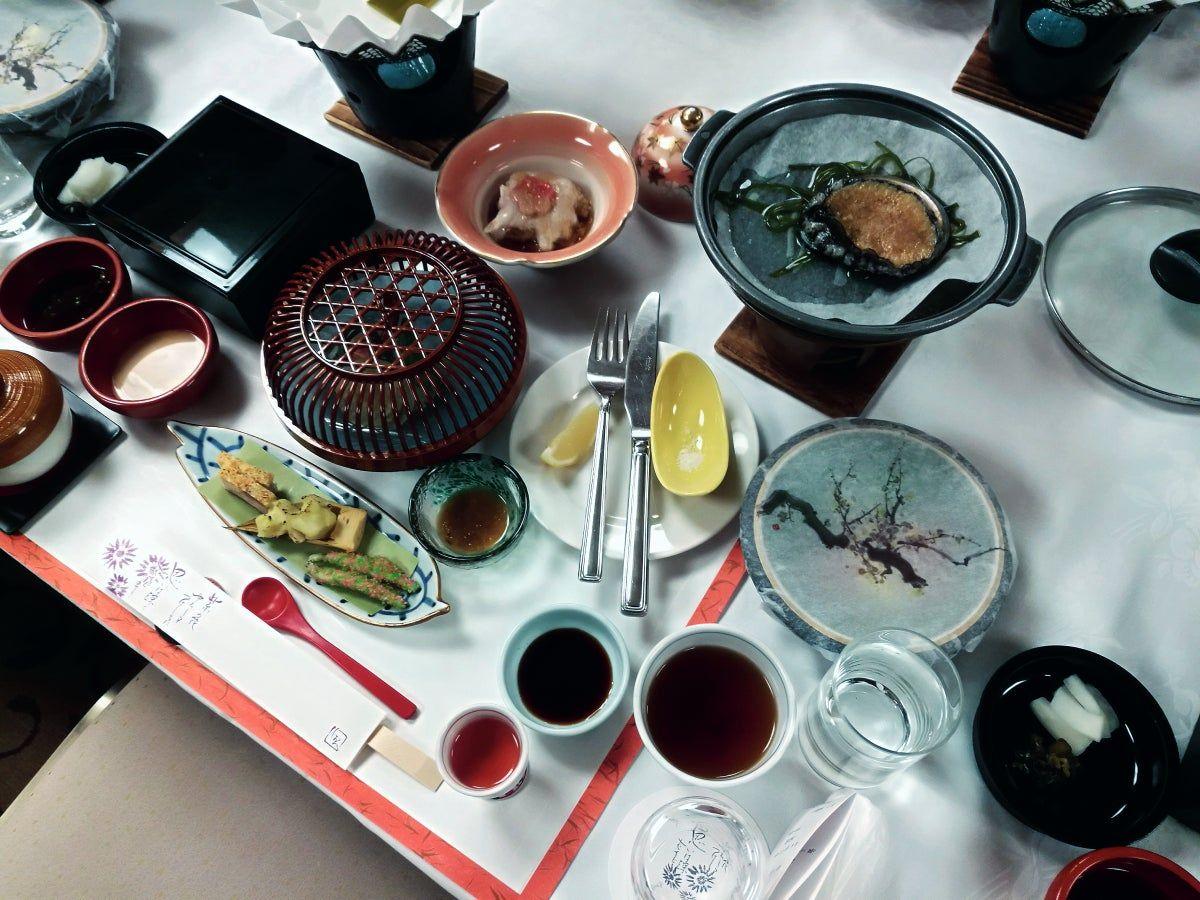 Menú kaiseki, compuesto por varios platos diferentes.