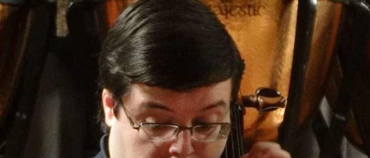 Daniel Cepeda tocando el violonchelo durante un concierto.