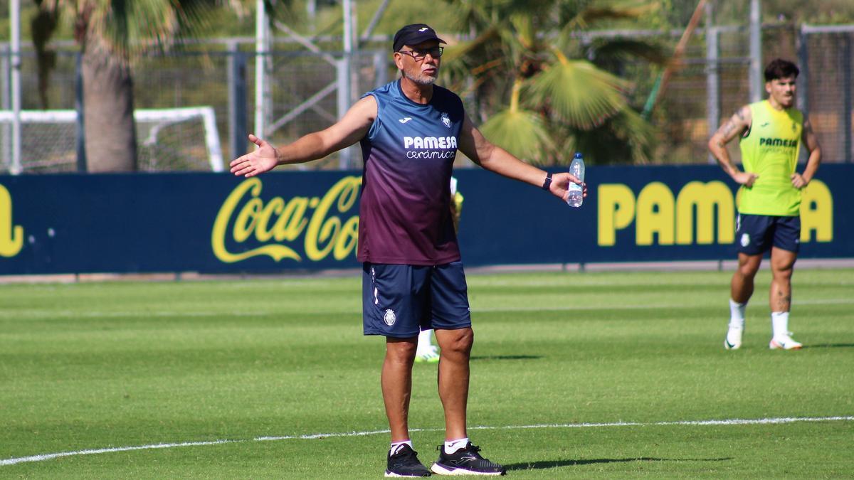 Miguel Álvarez, entrenador del Villarreal B, durante un entrenamiento de esta temporada.