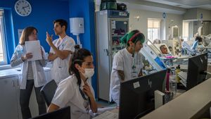 Barcelona 28/04/2025 Sociedad. Apagón general en España: caída del suministro eléctrico El Hospital Clínic de Barcelona, gracias a sus generadores de emergencia, ha podido mantener la normalidad asistencial dentro de la excepcionalidad de los acontecimientos, convirtiéndose en un refugio electrónico para los ciudadanos de la ciudad. A pesar de la situación, han continuado realizando diálisis a sus pacientes mediante la reducción y restricción del suministro eléctrico en algunas zonas del hospital, con el objetivo de disminuir el consumo. FOTO: sala de diálisis del hospital Clínic, que ha seguido operativa en todo momento. El paciente que sale retratado, nos ha dado su permiso para salir en la foto. AUTOR: MANU MITRU