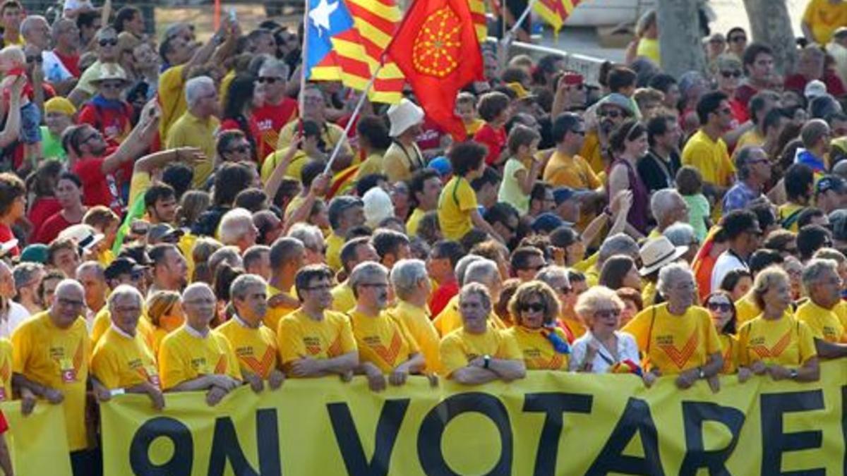 Puigdemont ( el quinto por la izquierda), en la Diada de hace dos años.