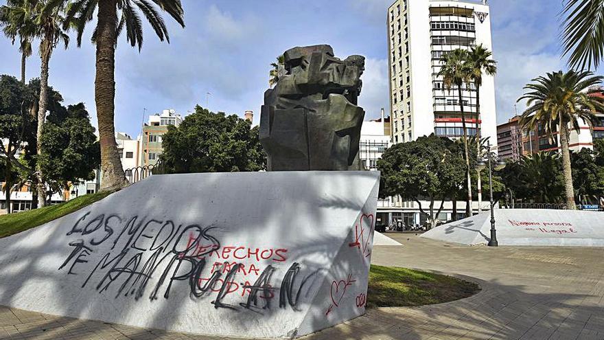 Dos frases superpuestas en el pedestal de la figura.