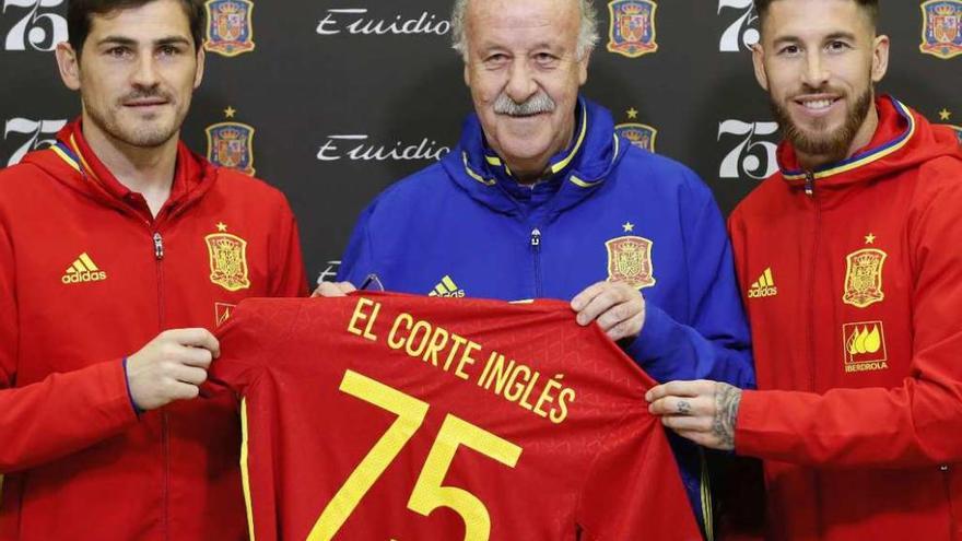 Casillas, Del Bosque y Sergio Ramos posan con la camiseta del patrocinador del traje oficial. // Efe