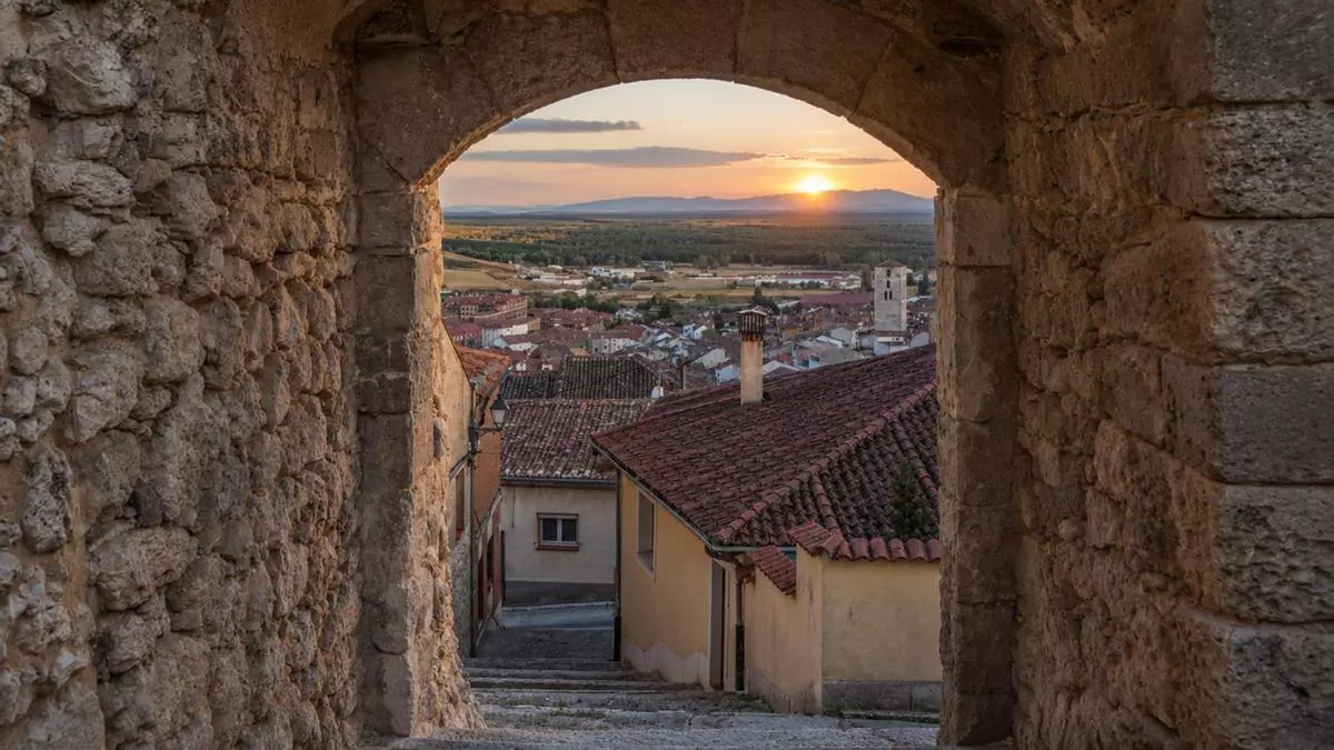 El pueblo con el mayor conjunto mudéjar de Castilla y León: en un mar de pinos y con un castillo Monumento Nacional