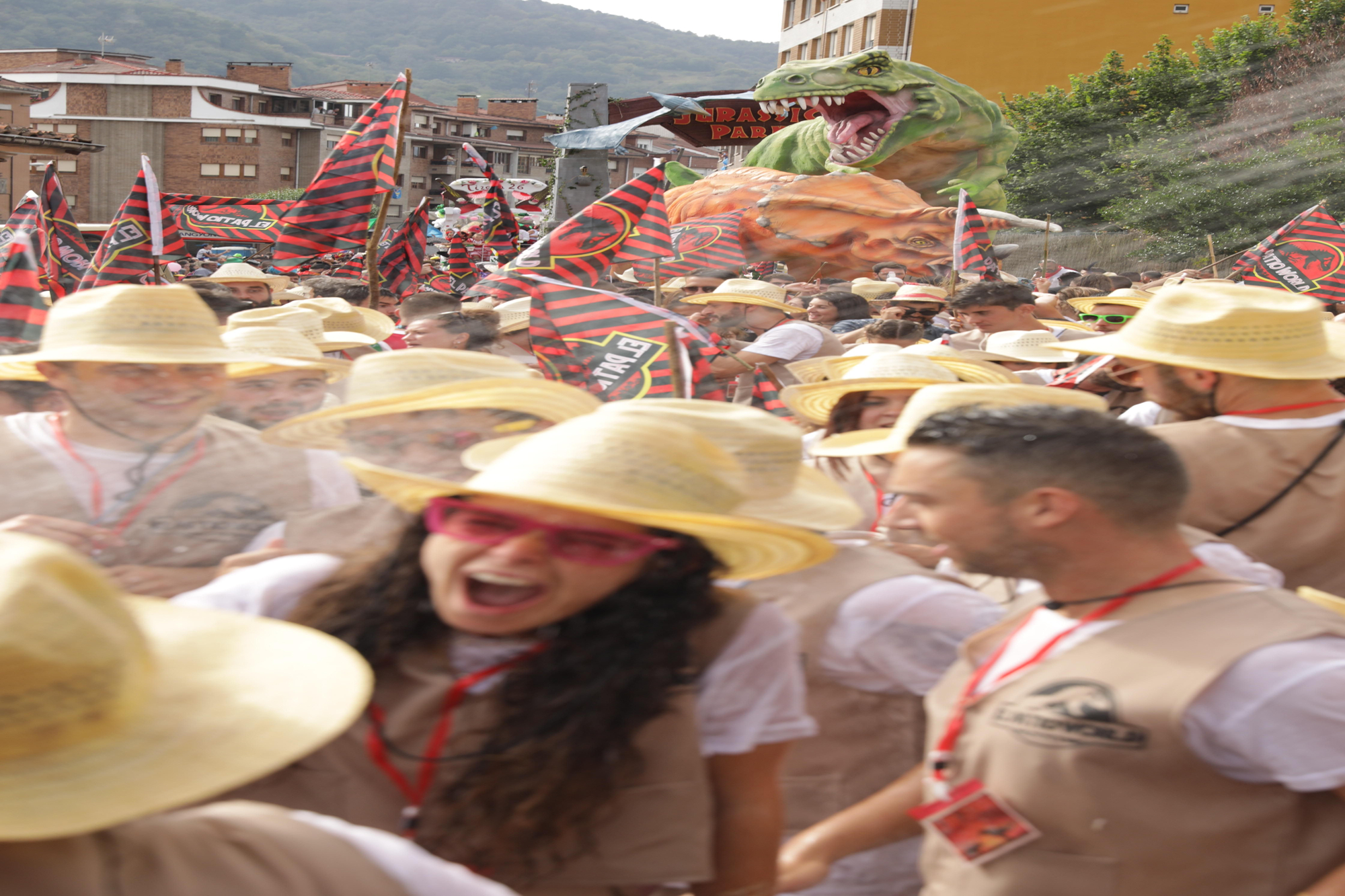 EN IMÁGENES: Cuarenta barcos y 6.000 "marineros" en un Descenso Folklórico del Nalón con mucho ritmo