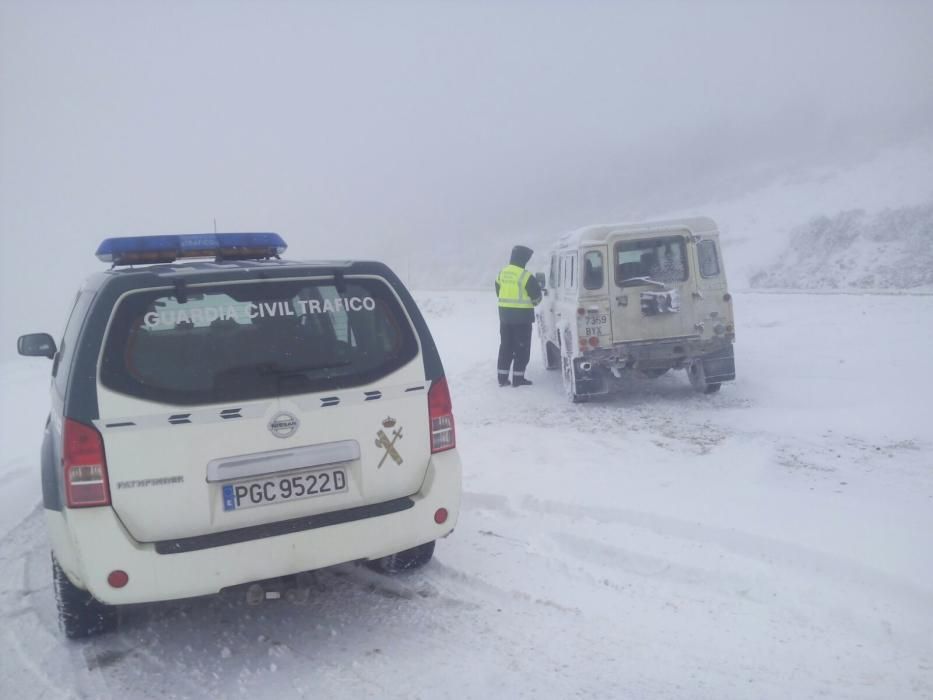 Nieve durante la jornada del jueves. // A. R./ J. F./ Ges Avión