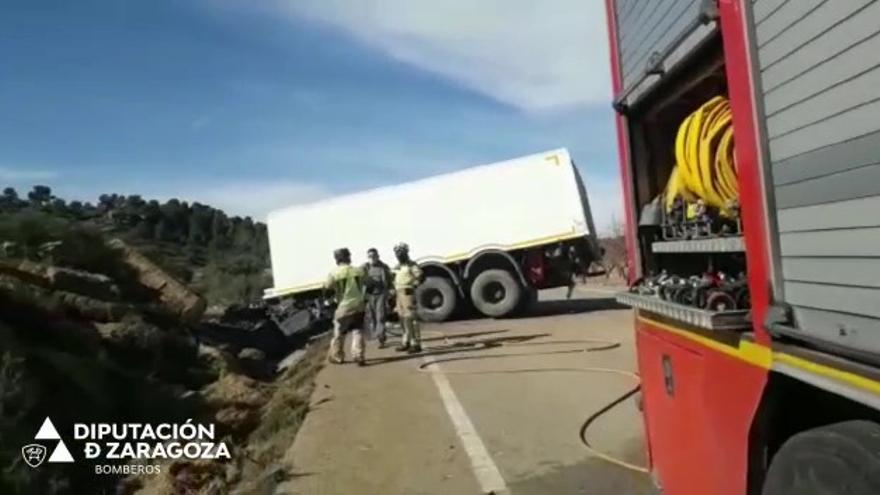 Volcado un tráiler en la A-221, a dos kilómetros de Maella