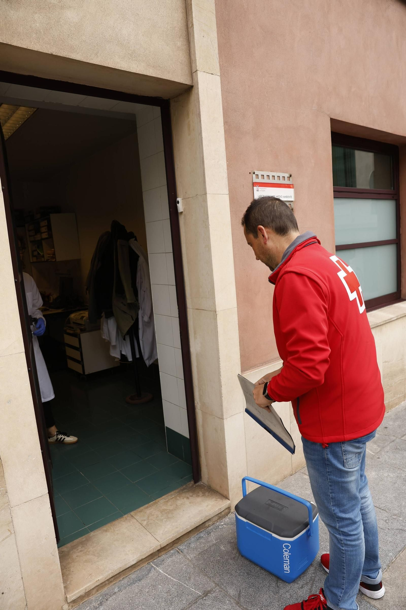 Así se controla la calidad del mar en Gijón durante la temporada de baños (en imágenes)