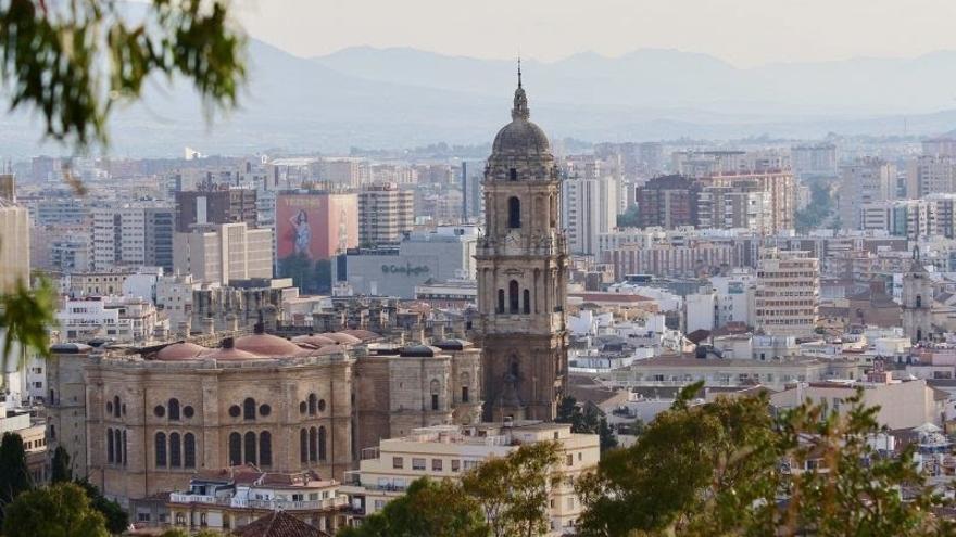 Málaga invierte más de 2,4 millones para instalar ascensores en 21 edificios