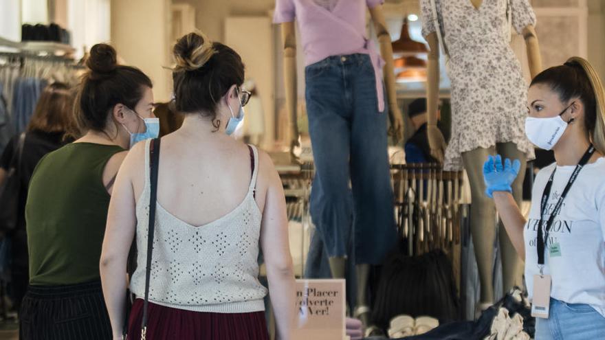 Clientes en un centro comercial en la fase 2 de desescalada