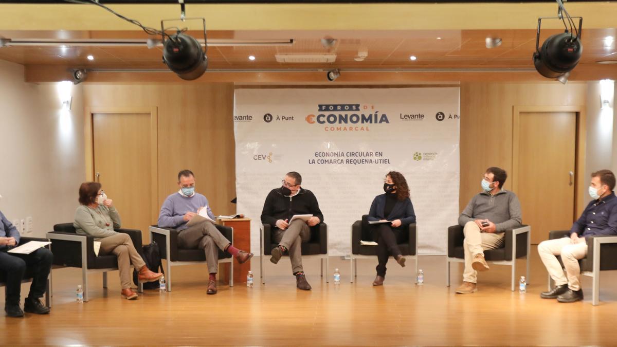 Un momento del foro de economía comarcal con todos los participantes.