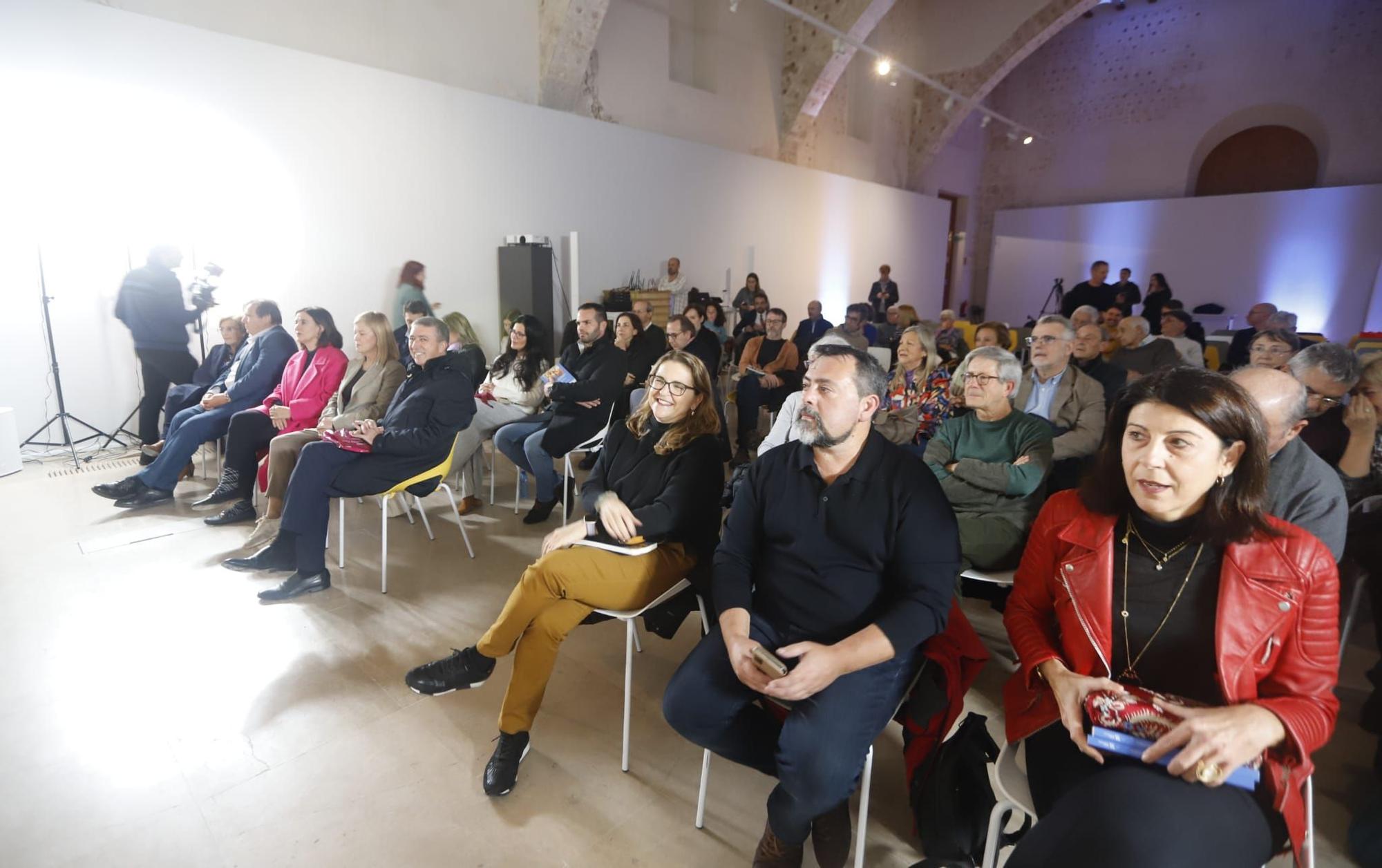 La presentación del libro de Manuel Alcaraz en el Centro del Carme, con Puig y Aitana Mas