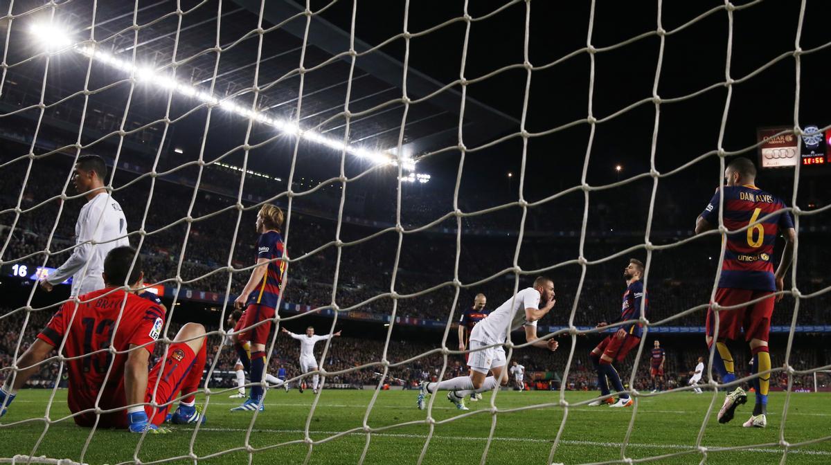 Benzema marca un gol al FC Barcelona en febrero de 2016