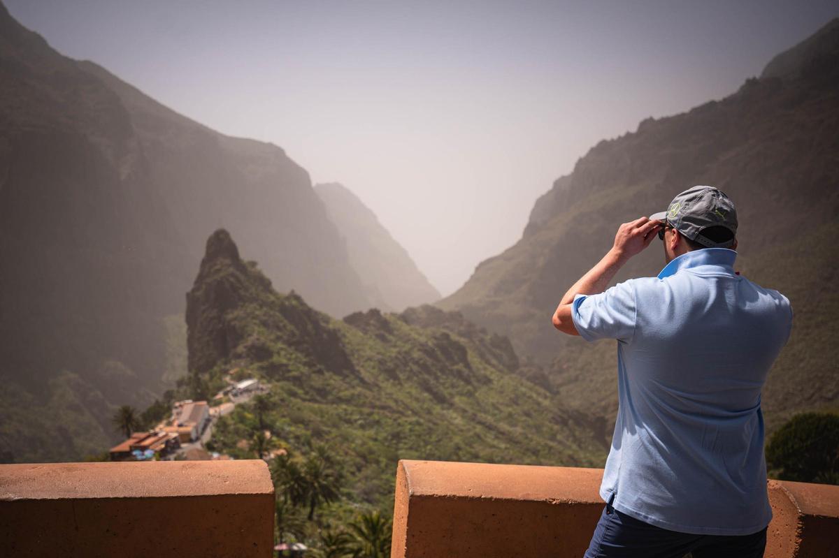 Un hombre otea masca bajo la calima