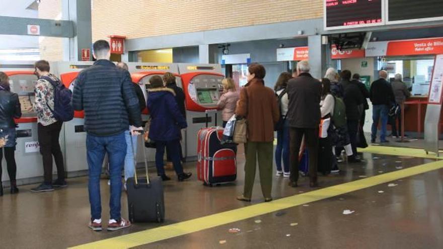 Quejas de los usuarios de Renfe en Gandia por esperas de media hora para un billete