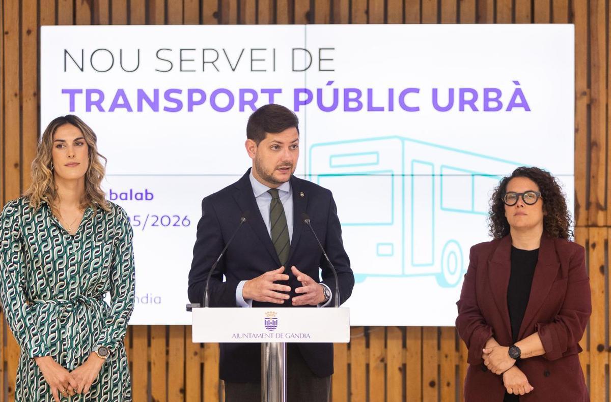 El alcalde José Manuel Prieto, junto a las concejalas Lydia Morant y Alicia Izquierdo.