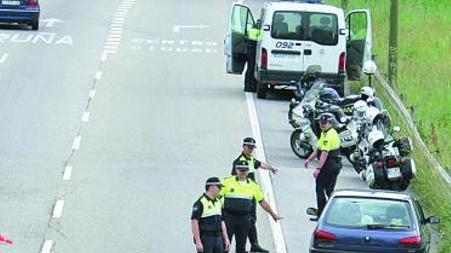 Un control de tráfico de la Policía Local, en Oviedo.