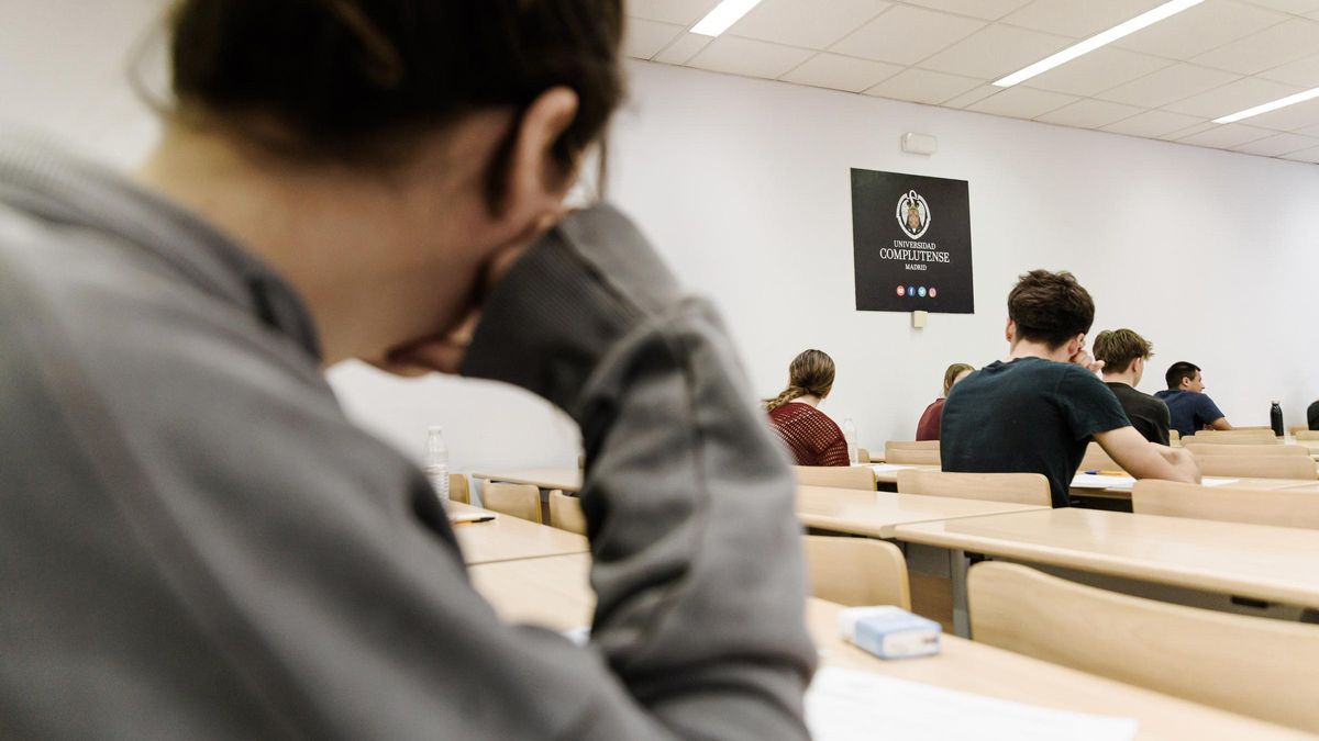 Alumnado durante el primer examen de la PAU 2025 en la Universidad Complutense de Madrid.