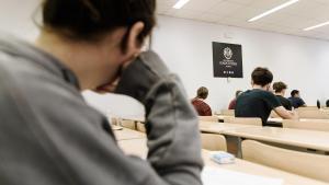 Alumnado durante el primer examen de la PAU 2025 en la Universidad Complutense de Madrid.