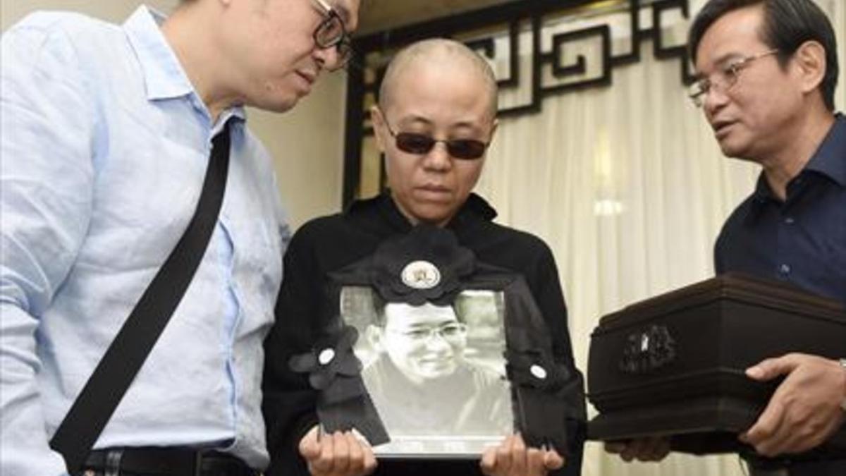 Funeral 8Liu Xia, con una foto y las cenizas de su marido, Liu Xiaobo.