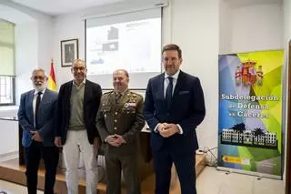 Presentación de las I Jornadas Informativas de las Fuerzas Armadas en el Cuartel Infanta Isabel de Cáceres