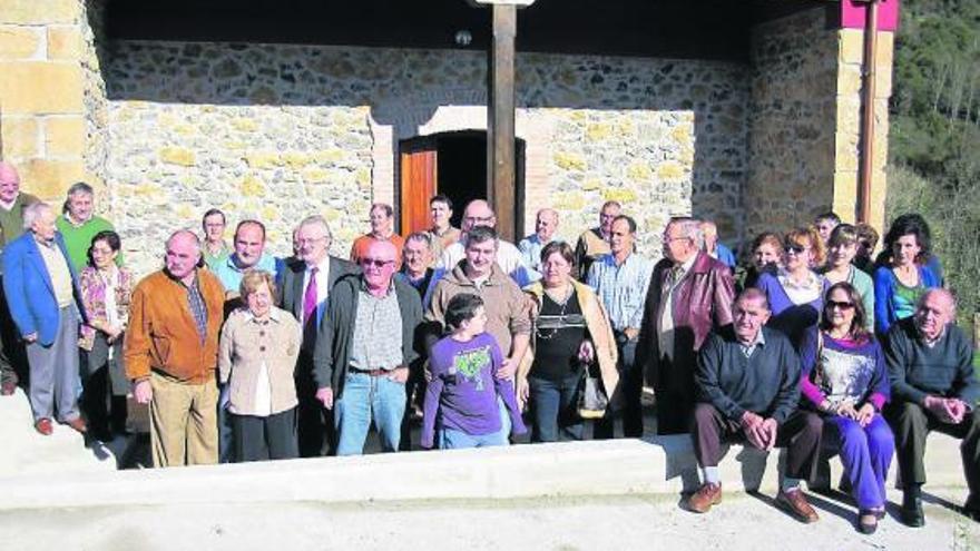 Los vecinos de Borines, durante la celebración de la rehabilitación de las escuelas.