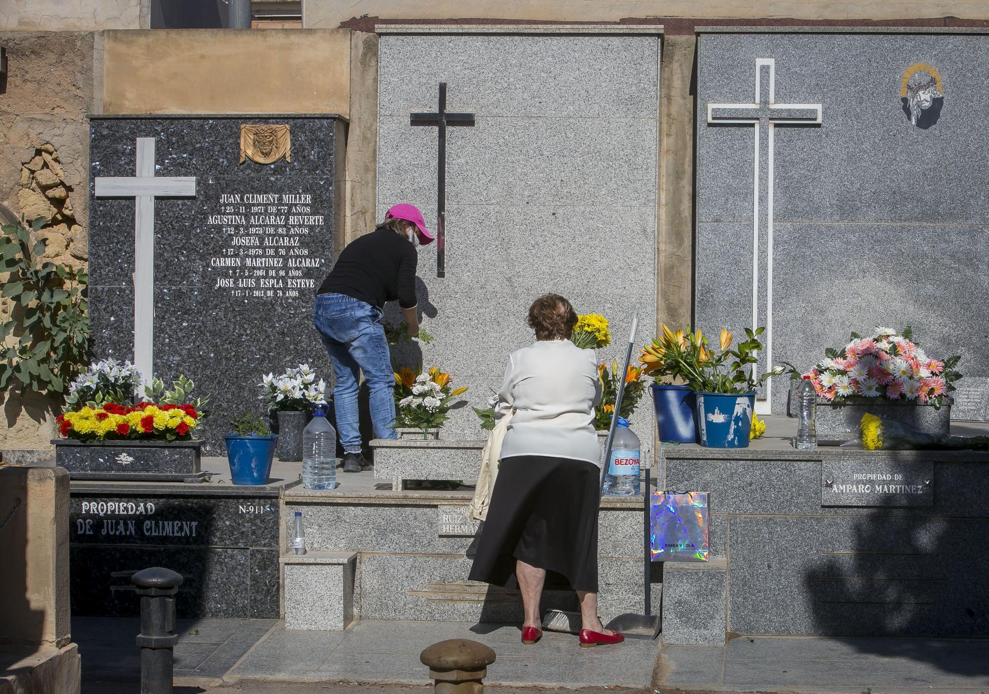 Día de Todos los Santos bajo mínimos de afluencia en el cementerio de Alicante