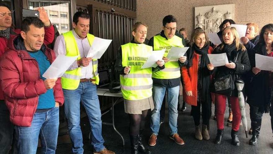 Y las protestas continúan... a ritmo de &quot;Resistiré&quot;  |  Esta semana, avisan los sindicatos judiciales vigueses, será &quot;vital&quot; en el conflicto. Como nueva medida de protesta, ayer los huelguistas cantaron su particular versión de la canción &quot;Resistiré&quot; a las puertas del viejo edificio judicial. Para la jornada de hoy, los funcionarios fueron convocados a asistir a Santiago, al Parlamento de Galicia, debido a la comparecencia del vicepresidente Alfonso Rueda. Y mañana, si no se retoman las negociaciones, celebrarán una &quot;boda reivindicativa&quot;, con altar incluido.