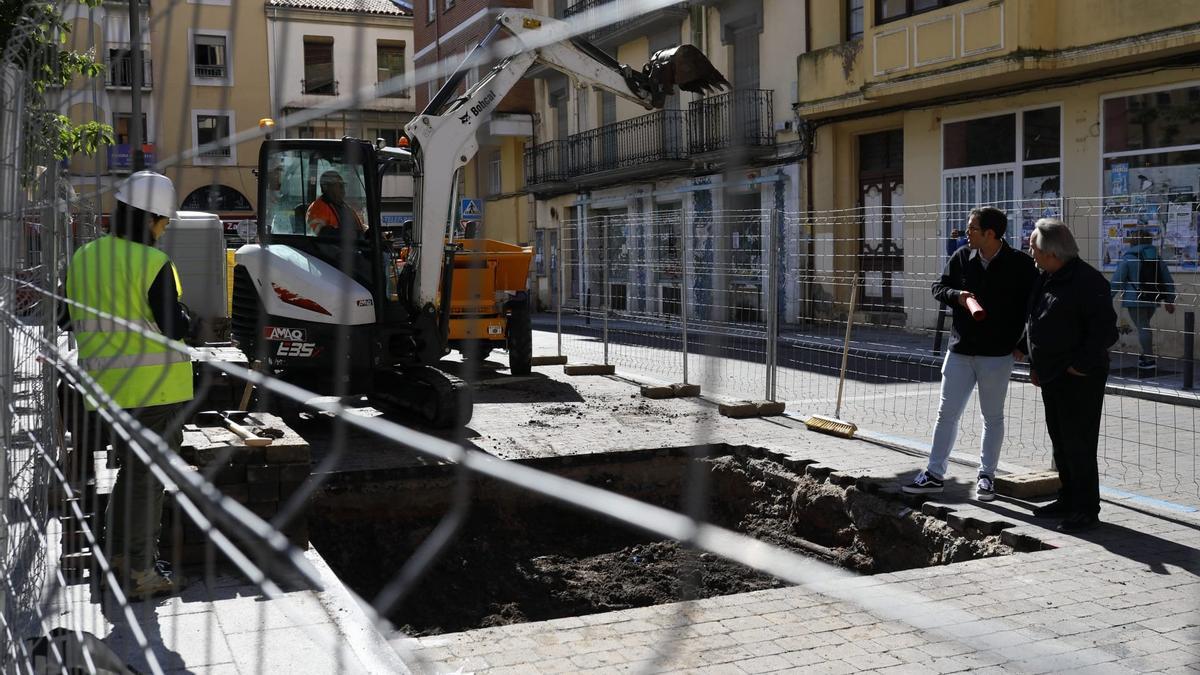 Guarido y Novo visitan el inicio de obras de los contenedores soterrados en la plaza del Cuartel Viejo de Zamora