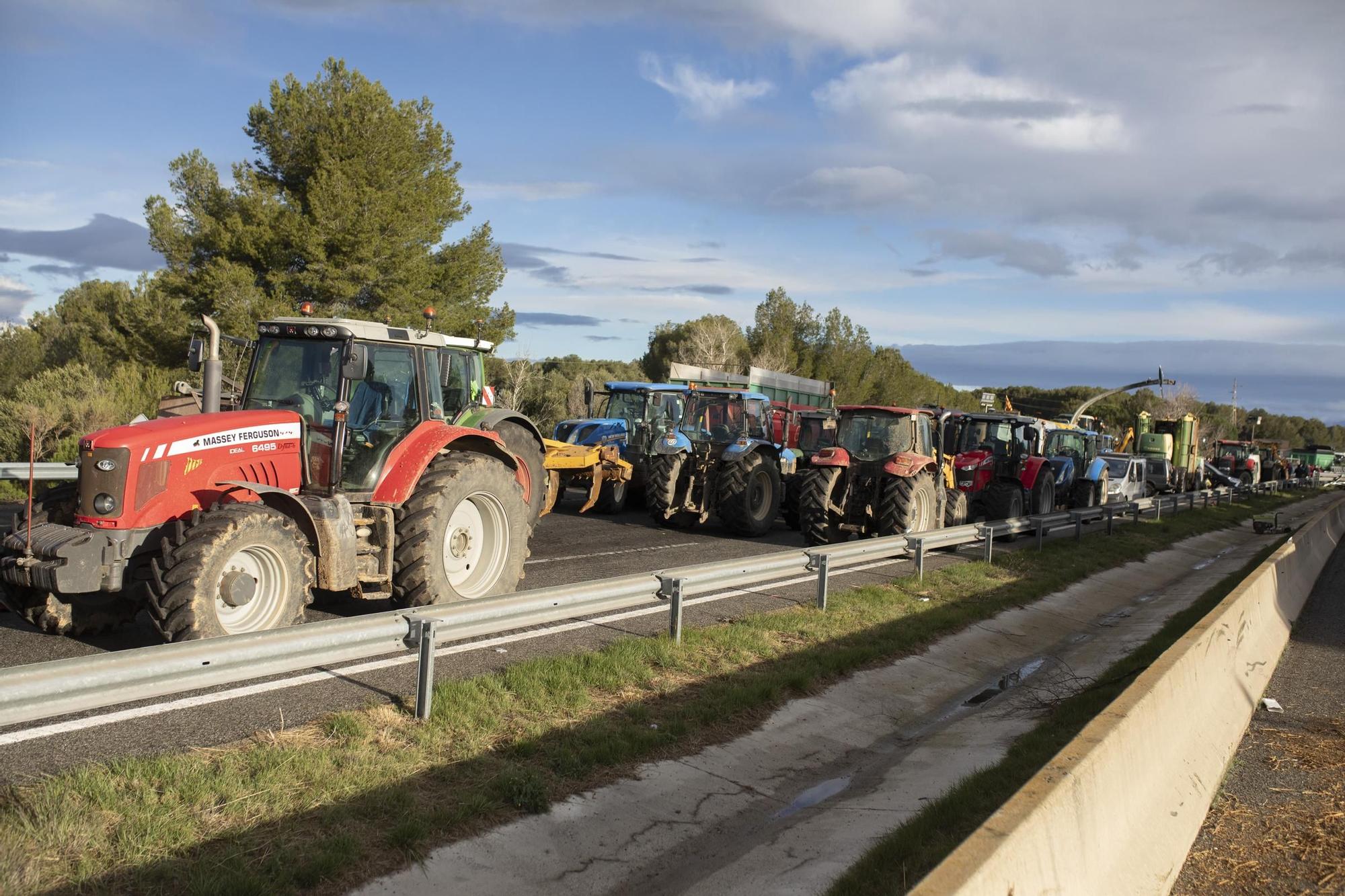 Nova protesta dels pagesos gironins amb talls a l'AP-7 i l'N-II