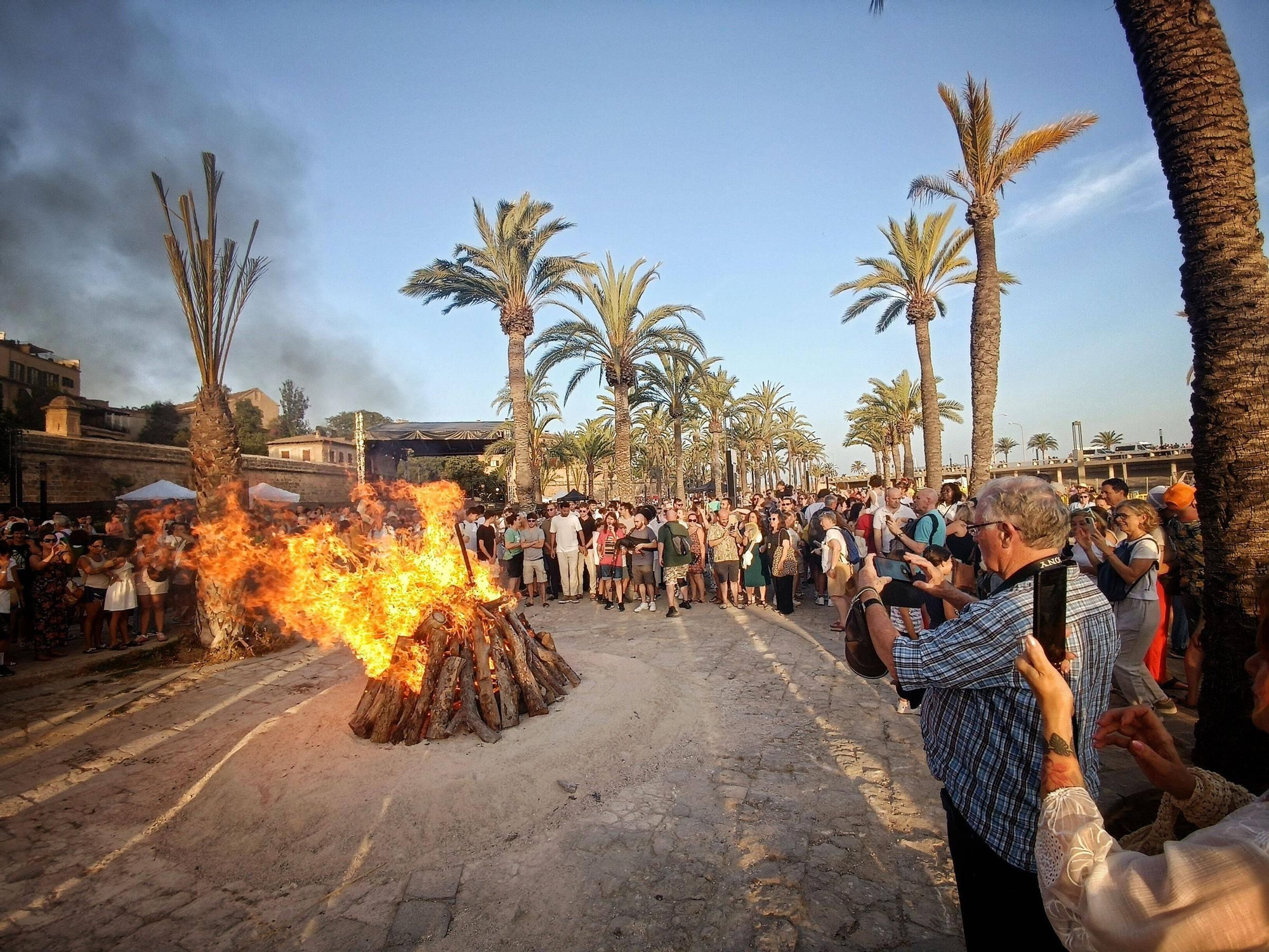 Palma disfruta de su noche más mágica del año con Sant Joan