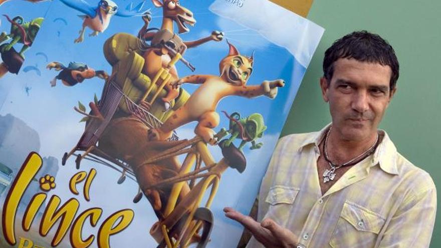 Imagen de archivo del actor malagueño Antonio Banderas con el cartel promocional de la película de animación Â´El lince perdidoÂ´,